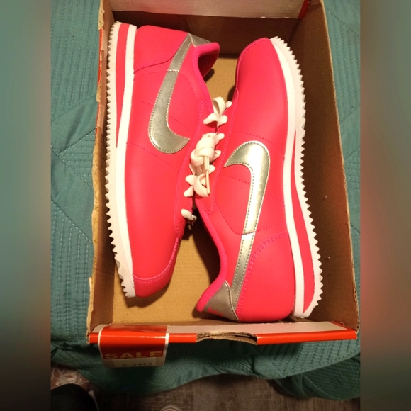New in Box Nike Cortez Pink Leather Women's size 7M Shoes - Picture 1 of 4